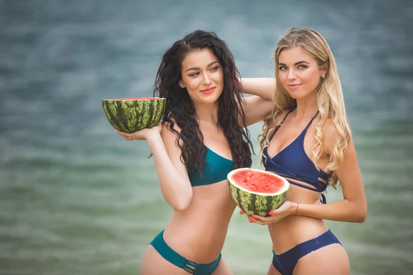 Молоді Привабливі Веселі Жінки Пляжі Розважаються Кавуном — стокове фото