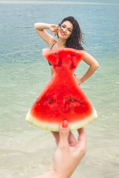 Молода Приваблива Жінка Пляжі Кавуном — стокове фото