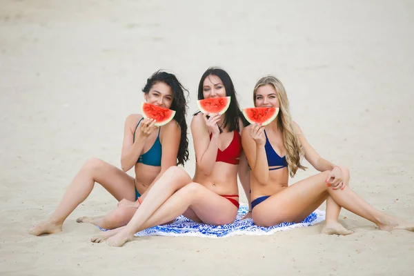 Подружки Пляжі Їдять Кавун Насолоджуються Сонцем — стокове фото