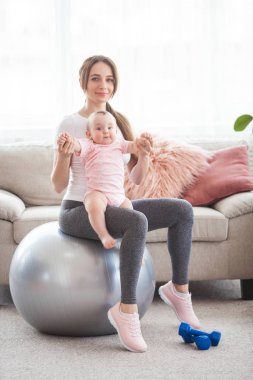 Evde küçük çocuğuyla birlikte çalışma dışarı oldukça genç anne
