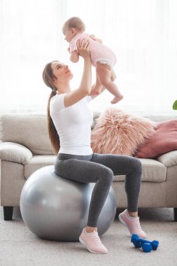 Evde küçük çocuğuyla birlikte çalışma dışarı oldukça genç anne