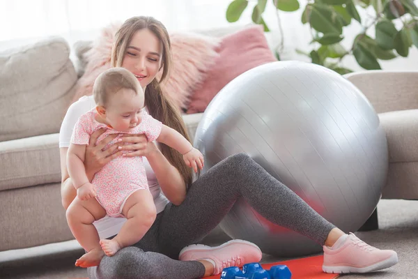 Joven Bonita Madre Haciendo Ejercicio Con Pequeño Hijo Casa — Foto de Stock