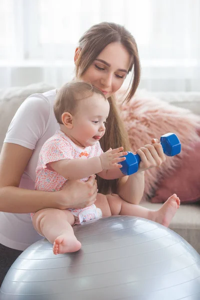 Joven Bonita Madre Haciendo Ejercicio Con Pequeño Hijo Casa — Foto de Stock