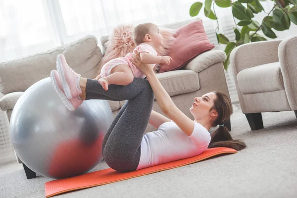 Joven Bonita Madre Haciendo Ejercicio Con Pequeño Hijo Casa — Foto de Stock