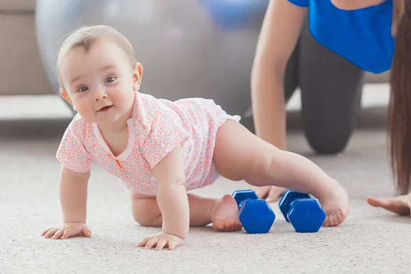 Joven Bonita Madre Haciendo Ejercicio Con Pequeño Hijo Casa — Foto de Stock