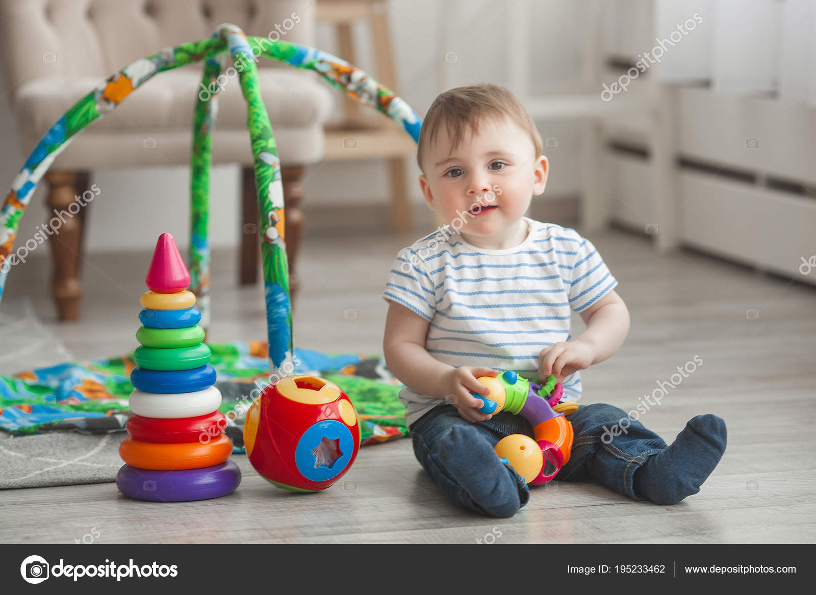 かわいい小さな子どもが室内で遊んで かなり幼児男の子 ストック写真 C Elenachhil かわいい小さな子どもが室内で遊んで かなり幼児男の子 ストック写真 C Elenachhil