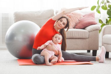 Evde küçük çocuğuyla birlikte çalışma dışarı oldukça genç anne