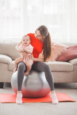 Evde küçük çocuğuyla birlikte çalışma dışarı oldukça genç anne