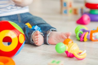 Unrecognazable çocuk plaing renkli oyuncaklar ile