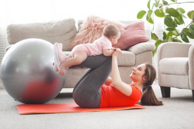 Evde küçük çocuğuyla birlikte çalışma dışarı oldukça genç anne