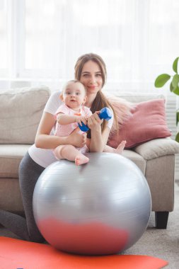 Evde küçük çocuğuyla birlikte çalışma dışarı oldukça genç anne