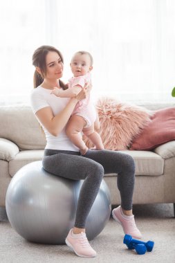 Evde küçük çocuğuyla birlikte çalışma dışarı oldukça genç anne
