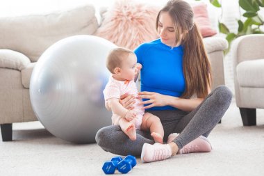 Evde küçük çocuğuyla birlikte çalışma dışarı oldukça genç anne