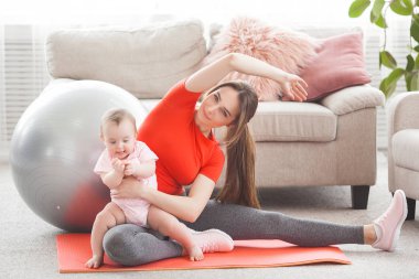 Evde küçük çocuğuyla birlikte çalışma dışarı oldukça genç anne