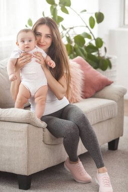 Oldukça genç anne onun bebek kız 