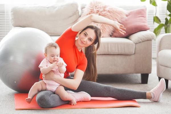 Joven Bonita Madre Haciendo Ejercicio Con Pequeño Hijo Casa — Foto de Stock