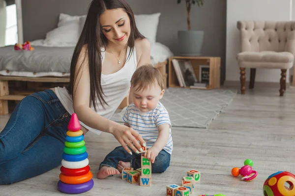 Jonge Mooie Moeder Spelen Met Haar Zoontje Vrolijke Familie Plezier — Stockfoto