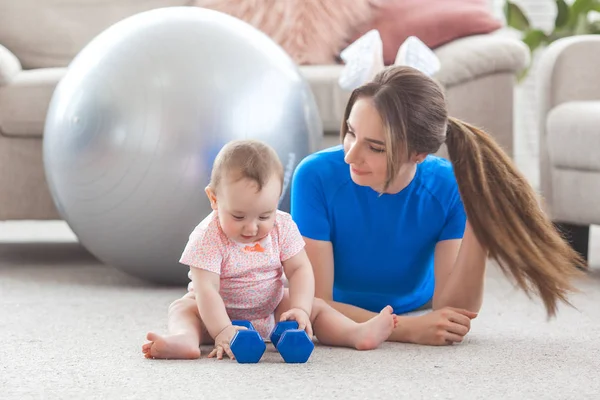 Jonge Moeder Vrij Uit Werken Met Haar Kindje Thuis — Stockfoto