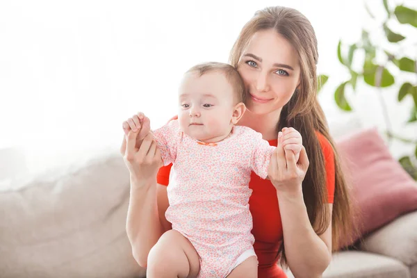 Bastante Joven Madre Sosteniendo Bebé Niña — Foto de Stock