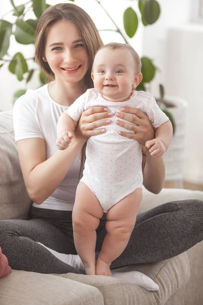 Muito Jovem Mãe Segurando Seu Bebê Menina — Fotografia de Stock
