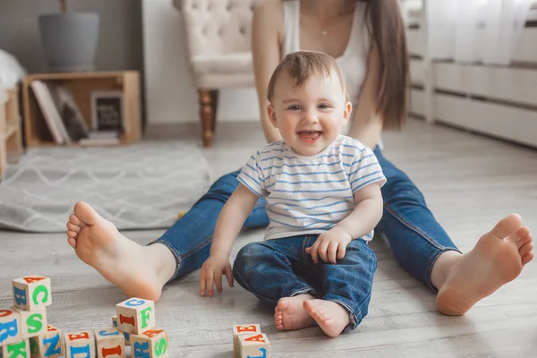 Jonge Mooie Moeder Spelen Met Haar Zoontje Vrolijke Familie Plezier — Stockfoto
