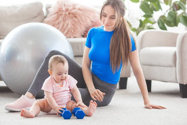 Joven Bonita Madre Haciendo Ejercicio Con Pequeño Hijo Casa — Foto de Stock