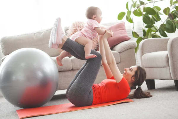 Joven Bonita Madre Haciendo Ejercicio Con Pequeño Hijo Casa — Foto de Stock