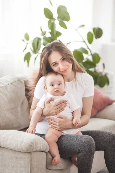 Mooie Jonge Moeder Houdt Haar Baby Girl — Stockfoto