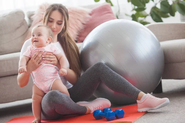 Young Pretty Mother Working Out Her Little Child Home — Stock Photo, Image