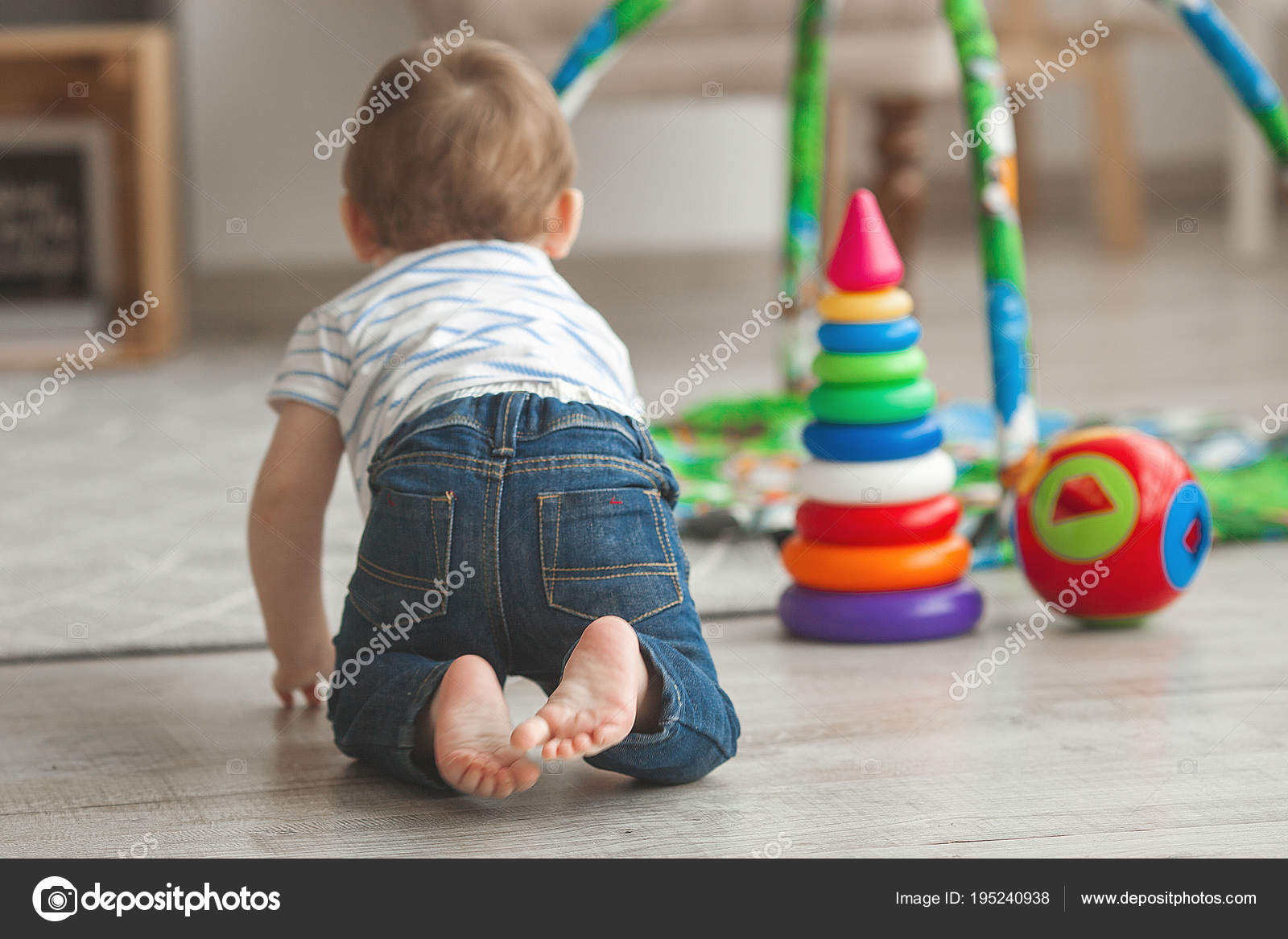 かわいい小さな子どもが室内で遊んで かなり幼児男の子 ストック写真 C Elenachhil かわいい小さな子どもが室内で遊んで かなり幼児男の子 ストック写真 C Elenachhil