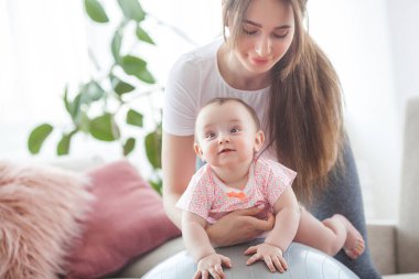 Evde küçük çocuğuyla birlikte çalışma dışarı oldukça genç anne