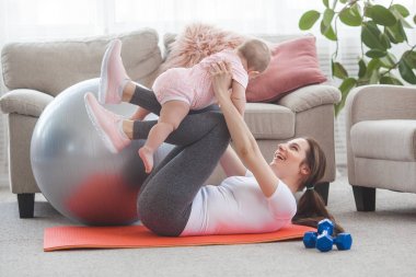 Evde küçük çocuğuyla birlikte çalışma dışarı oldukça genç anne