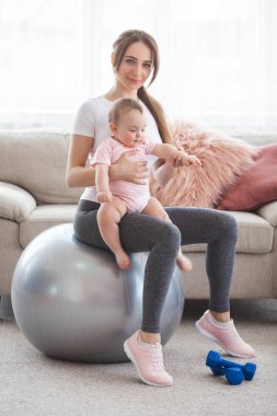 Evde küçük çocuğuyla birlikte çalışma dışarı oldukça genç anne