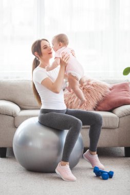 Evde küçük çocuğuyla birlikte çalışma dışarı oldukça genç anne