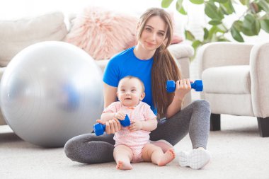 Evde küçük çocuğuyla birlikte çalışma dışarı oldukça genç anne
