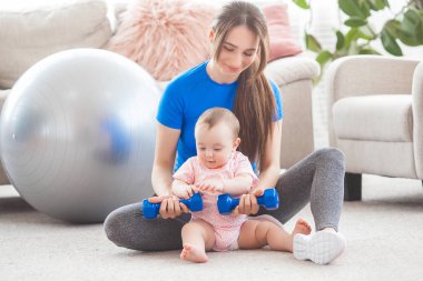 Evde küçük çocuğuyla birlikte çalışma dışarı oldukça genç anne