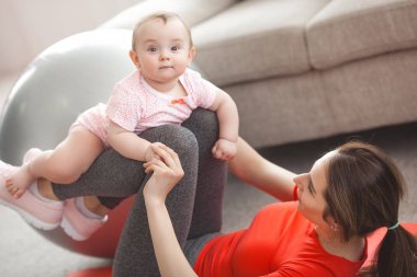 Evde küçük çocuğuyla birlikte çalışma dışarı oldukça genç anne