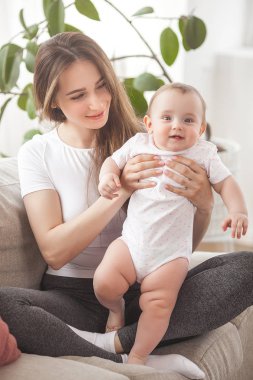 Oldukça genç anne onun bebek kız 
