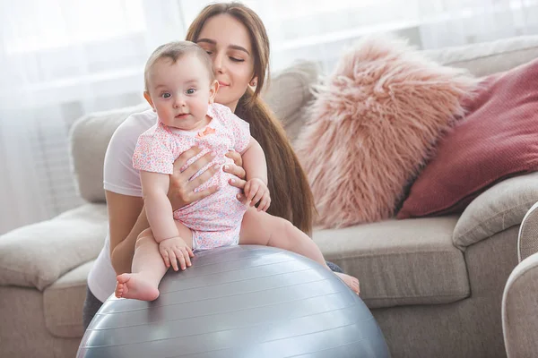 Joven Bonita Madre Haciendo Ejercicio Con Pequeño Hijo Casa — Foto de Stock