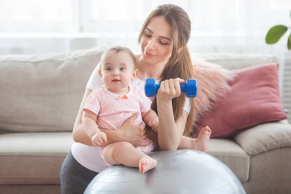 Joven Bonita Madre Haciendo Ejercicio Con Pequeño Hijo Casa — Foto de Stock