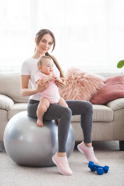 Joven Bonita Madre Haciendo Ejercicio Con Pequeño Hijo Casa — Foto de Stock