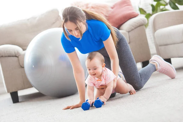 Jonge Moeder Vrij Uit Werken Met Haar Kindje Thuis — Stockfoto