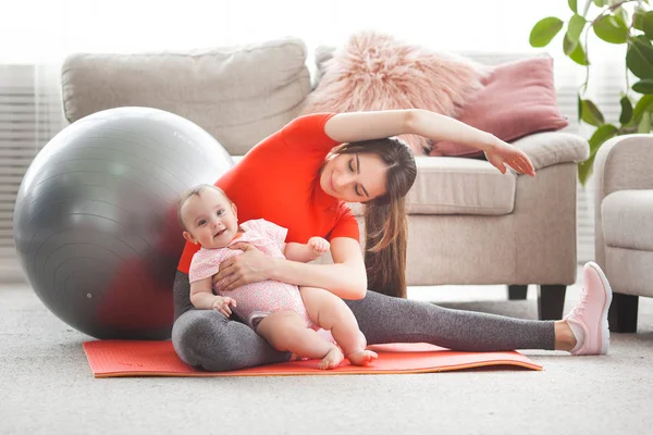 Joven Bonita Madre Haciendo Ejercicio Con Pequeño Hijo Casa — Foto de Stock