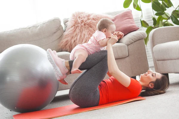 Joven Bonita Madre Haciendo Ejercicio Con Pequeño Hijo Casa — Foto de Stock