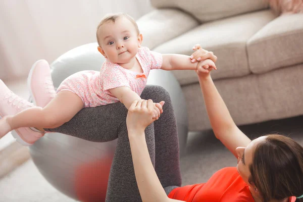 Joven Bonita Madre Haciendo Ejercicio Con Pequeño Hijo Casa — Foto de Stock