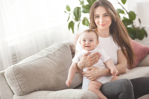 Bastante Joven Madre Sosteniendo Bebé Niña — Foto de Stock