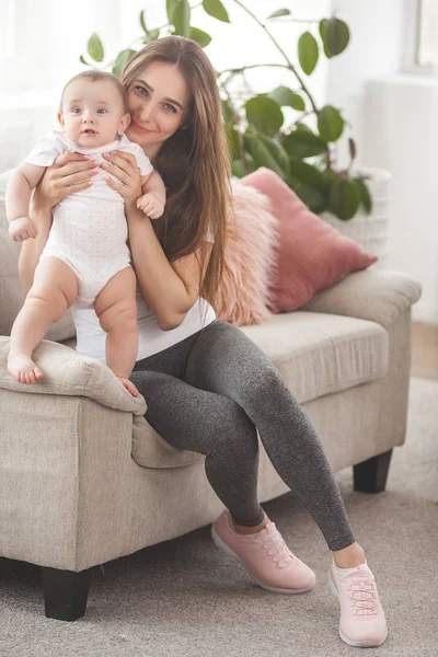Mooie Jonge Moeder Houdt Haar Baby Girl — Stockfoto