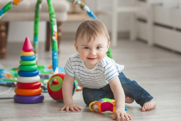 Kapalı oynayan sevimli küçük çocuk. Güzel bebek bebek çocuk