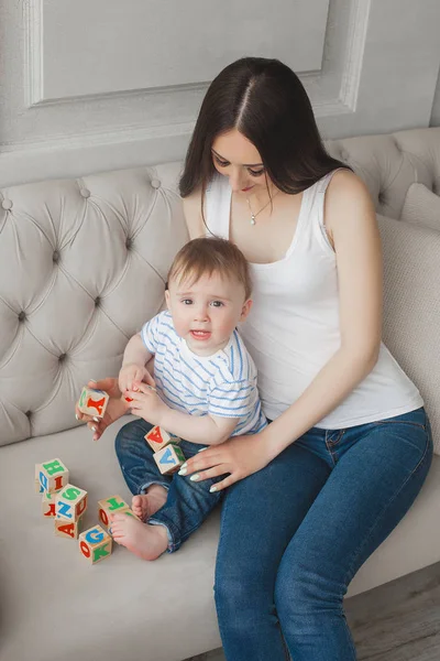 Joven Linda Madre Jugando Con Pequeño Hijo Alegre Familia Tener — Foto de Stock