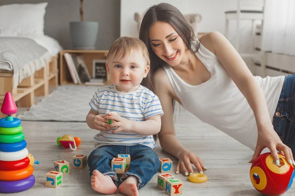 Joven Linda Madre Jugando Con Pequeño Hijo Alegre Familia Tener — Foto de Stock